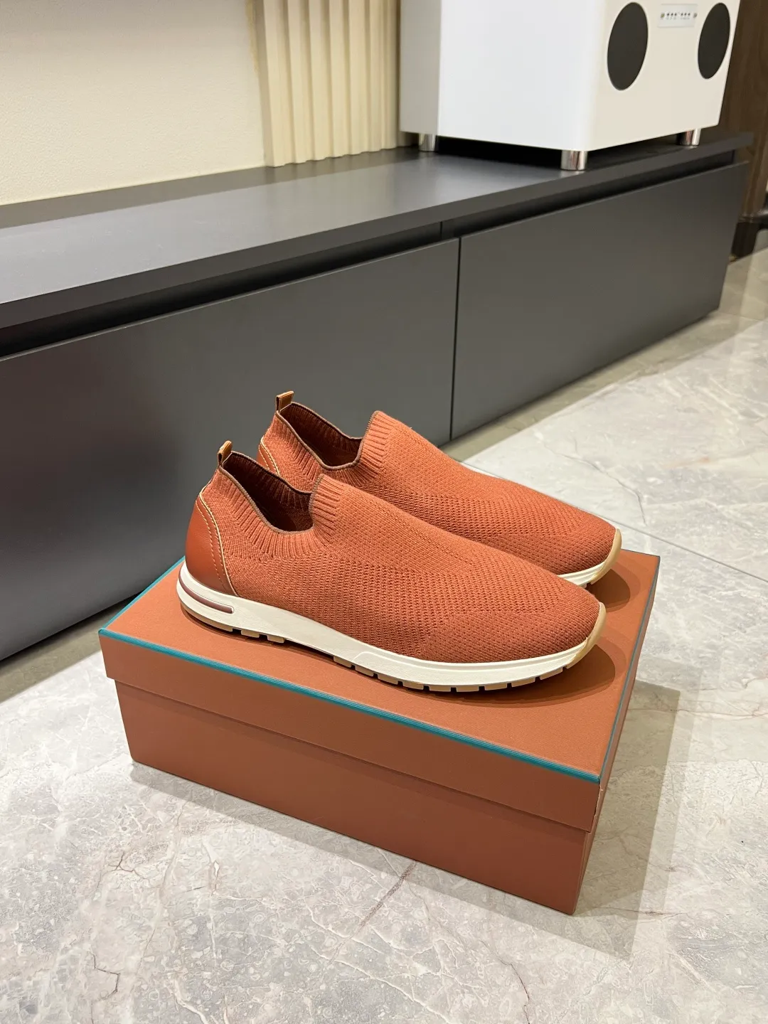 Men's Men's Shoes 💰p380 Loro Men's Shoes 💰piana/Noyo Piana 360 L Men's Shoes 💰p Flexy Walk Men's Sports Shoes These sports shoes are made of knitted wool uppers, and the heel is wrapped in smooth calf leather. Merino sheep are selected from Australia and New Zealand. The upper is machine-woven like a sweater, and then equipped with a white rubber outsole and a Kummel-colored sole. It is both beautiful and non-slip. The fabric is 100% cashmere and the insole is calf leather. It is super comfortable on the feet! Comes with full original packaging! Multiple colors available! Size: 38-44 (45 customized)